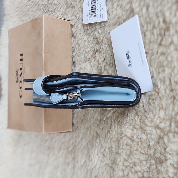 NWT IOB Coach Med Signature & Pale Blue Corner Zip Wallet 🩵 - Picture 4 of 16